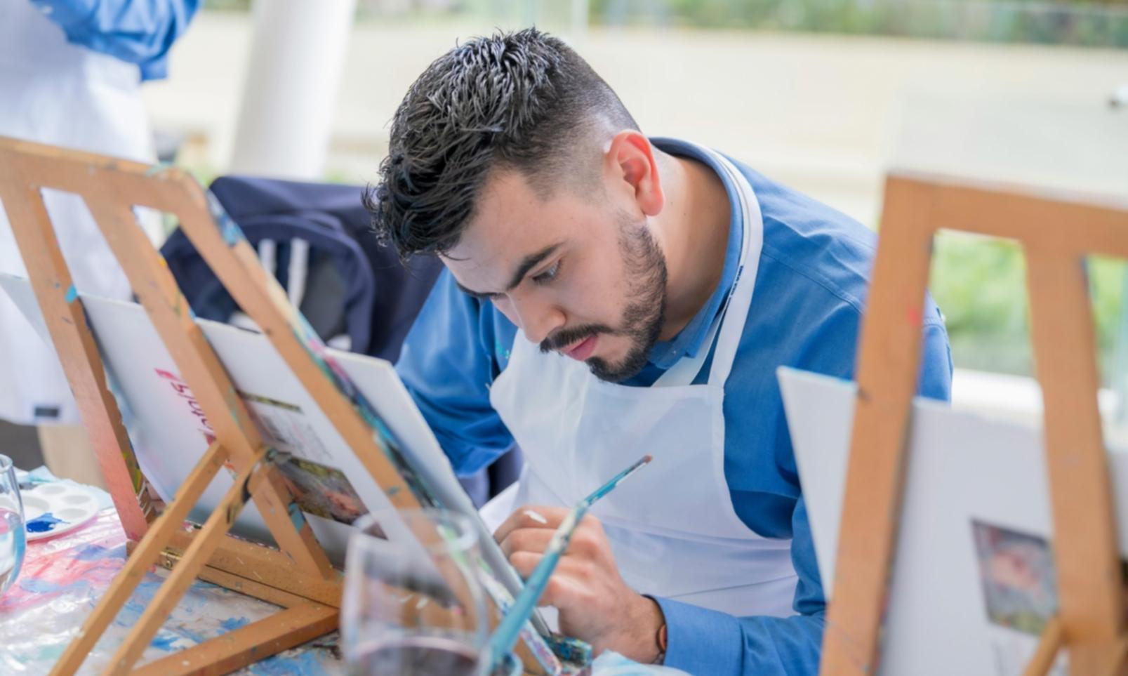 Studente al lavoro su illustrazione digitale con tablet e pennino