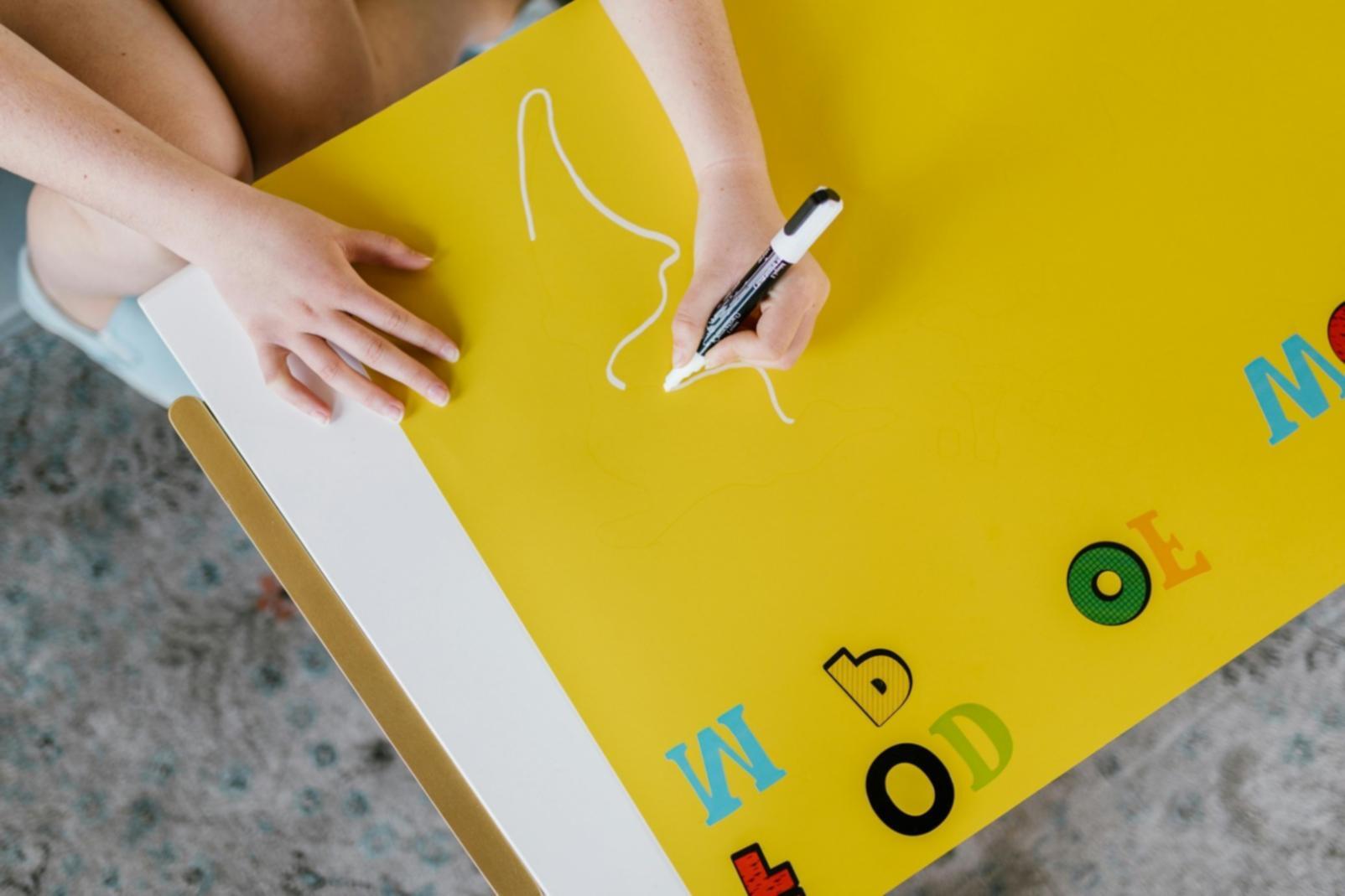 Tavolo di lavoro con materiali per illustrazione e tablet digitale