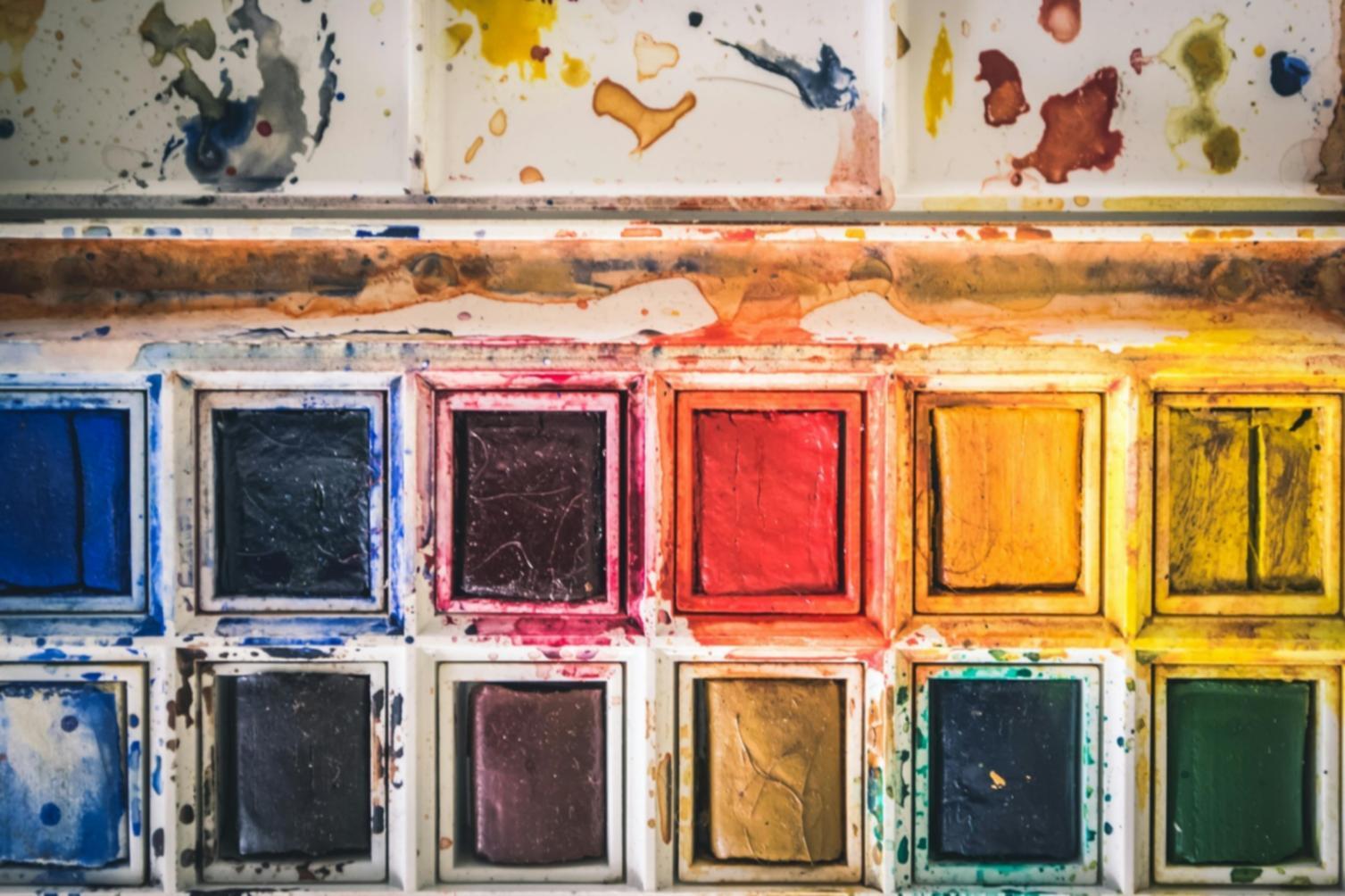 Schermo con software di illustrazione digitale e palette colori