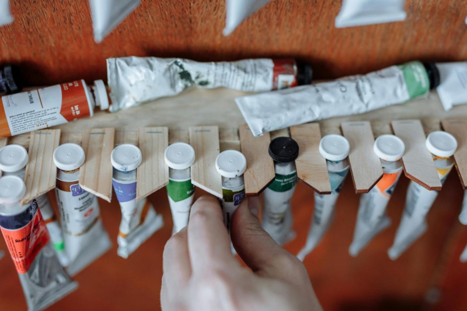 Studio creativo con postazione di lavoro per illustrazione digitale